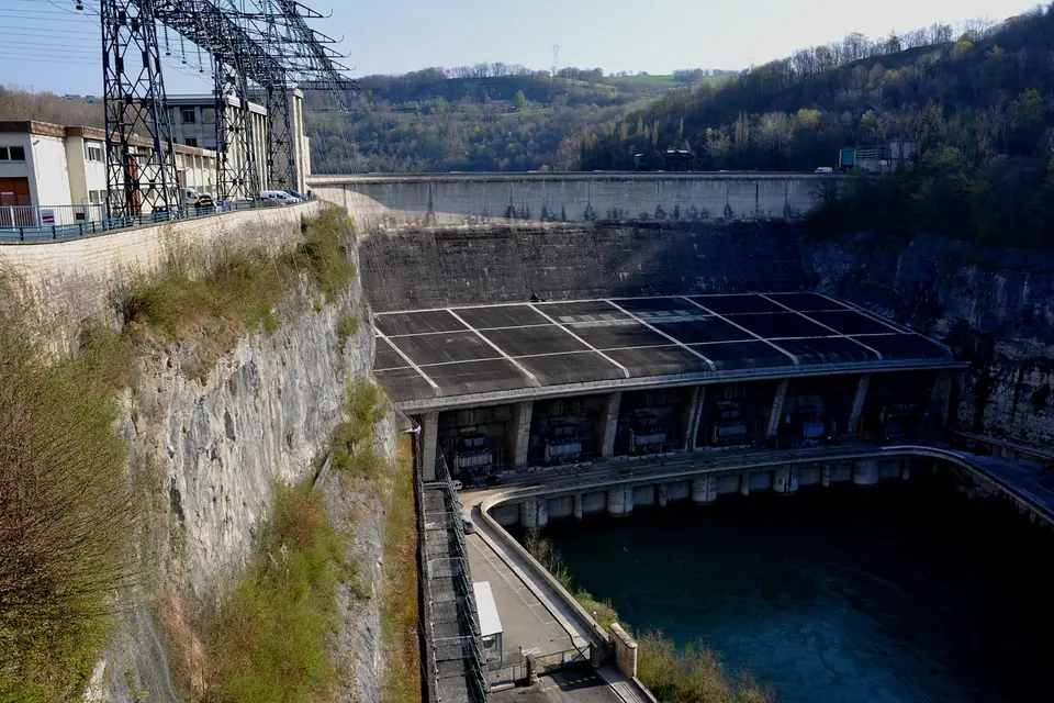 Vue plongeante sur le barrage-poids de Génissiat et son usine au fond des gorges du Rhône