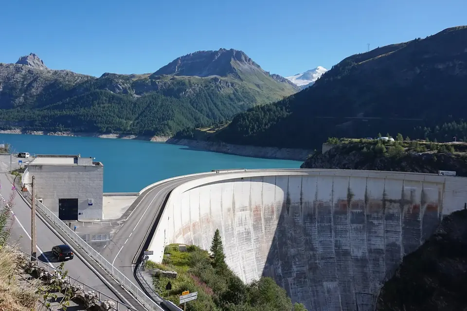 Le barrage-voûte de Tignes retenant le lac du Chevril, entouré de montagnes