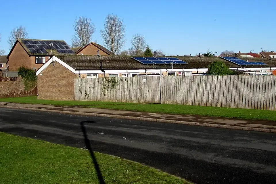 Panneaux photovoltaïques sur les toits d'une rangée de maisons basses en brique