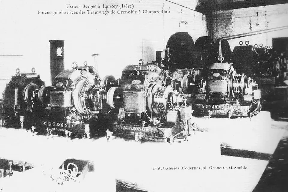 Carte postale ancienne montrant la salle des machines de l'usine de Lancey avec ses groupes électrogènes